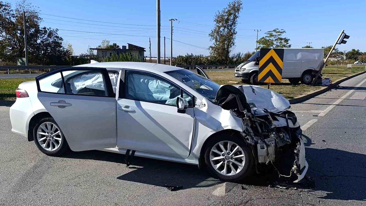 Manavgat'ta Trafik Kazası: 3 Yaralı