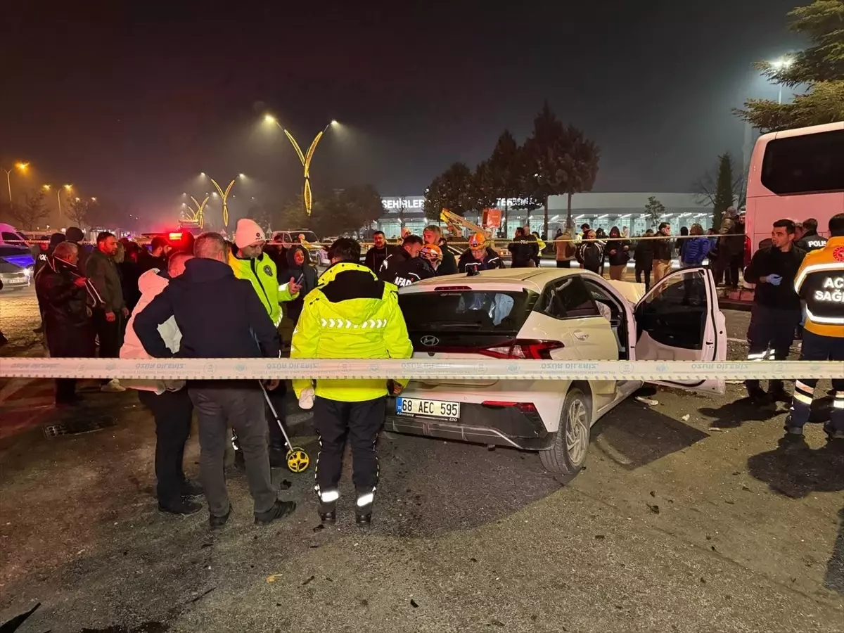 Aksaray'da Otomobil ve Yolcu Otobüsü Çarpıştı: 1 Ölü, 3 Yaralı