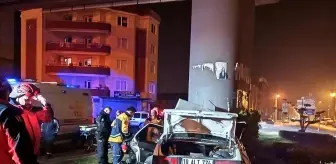 Balıkesir'de Üst Geçide Çarpan Otomobilin Sürücüsü Hayatını Kaybetti