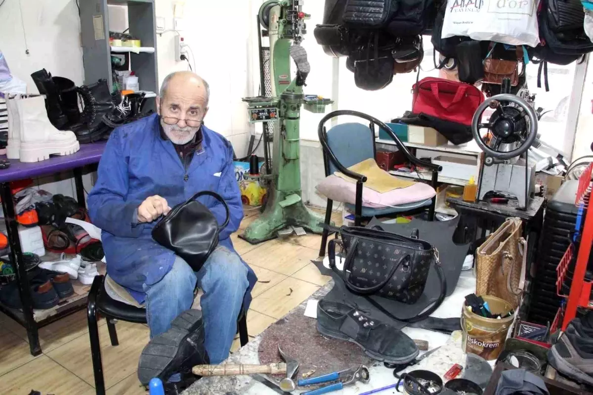Baba Mesleği Ayakkabı Tamirciliğini Sürdürüyor