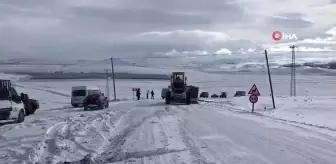 Buzlanan Yolda Kayan Tır Trafiği Kapattı