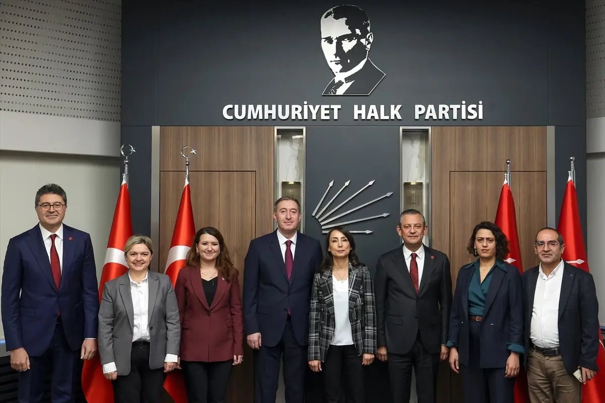 CHP Genel Başkanı Özel, DEM Parti Eş Genel Başkanları Hatimoğulları ve Bakırhan ile görüştü