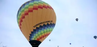 Kapadokya'da Barış İçin Kefiye Desenli Sıcak Hava Balonları Uçuruldu