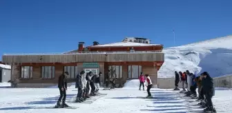 Hakkari'de Gençlik Kampı: Öğrenciler Kayak Eğitimi Alıyor