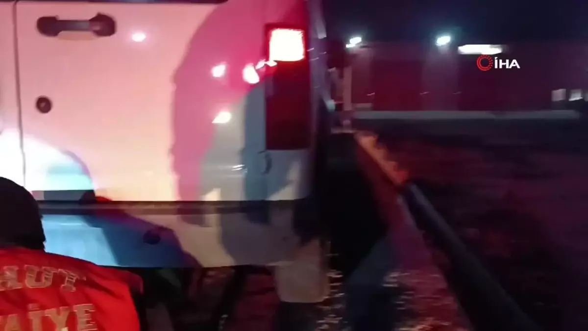 Itfaiye, Yavru Kediyi Araç Traversinden Kurtardı