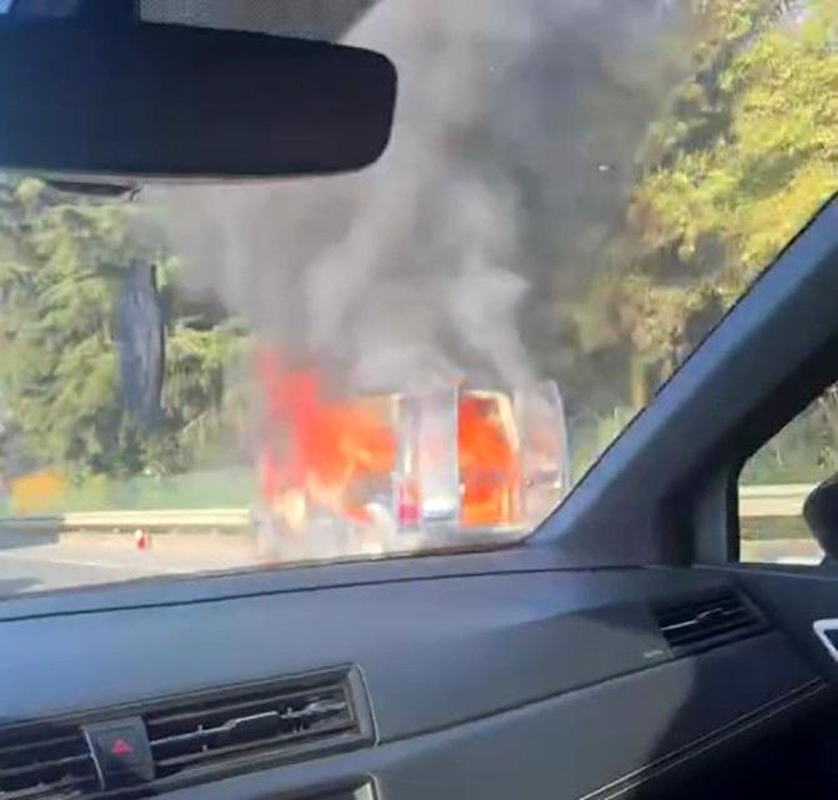 Kocaeli'de Hafif Ticari Araçta Yangın Çıktı