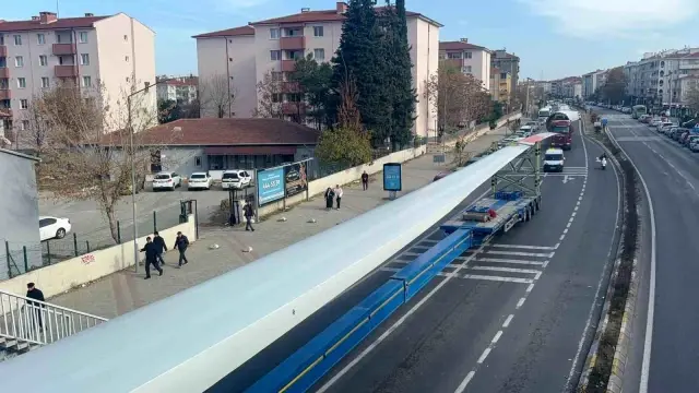 The giant wind turbines passed among the curious gazes of the citizens