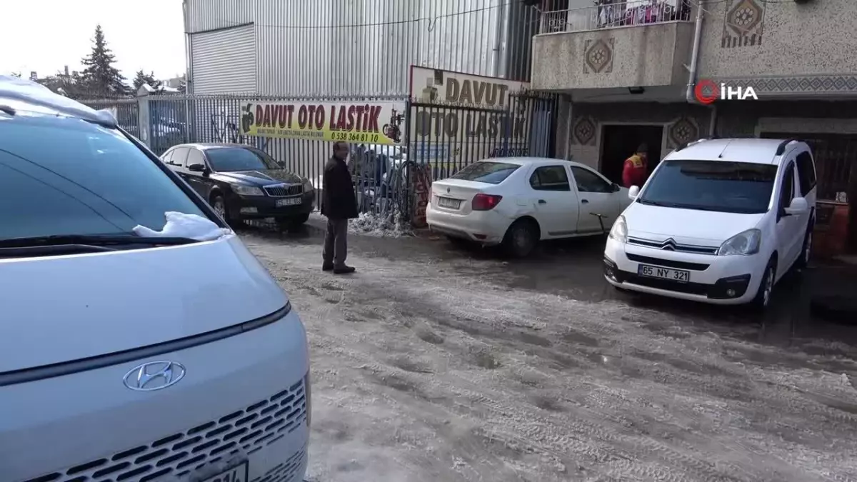 Van'da Kış Lastiği Kuyruğu Büyüyor