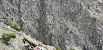 Artvin'de Kamyonet Şarampole Yuvarlandı: 3 Yaralı