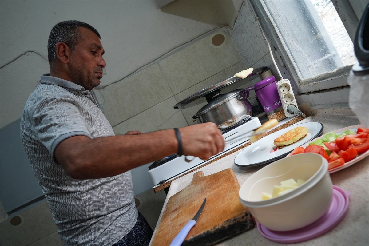 İzmirli Baba, Çocukları İçin Evde Yemek Yapıp Sosyal Medyada İlgi Gördü