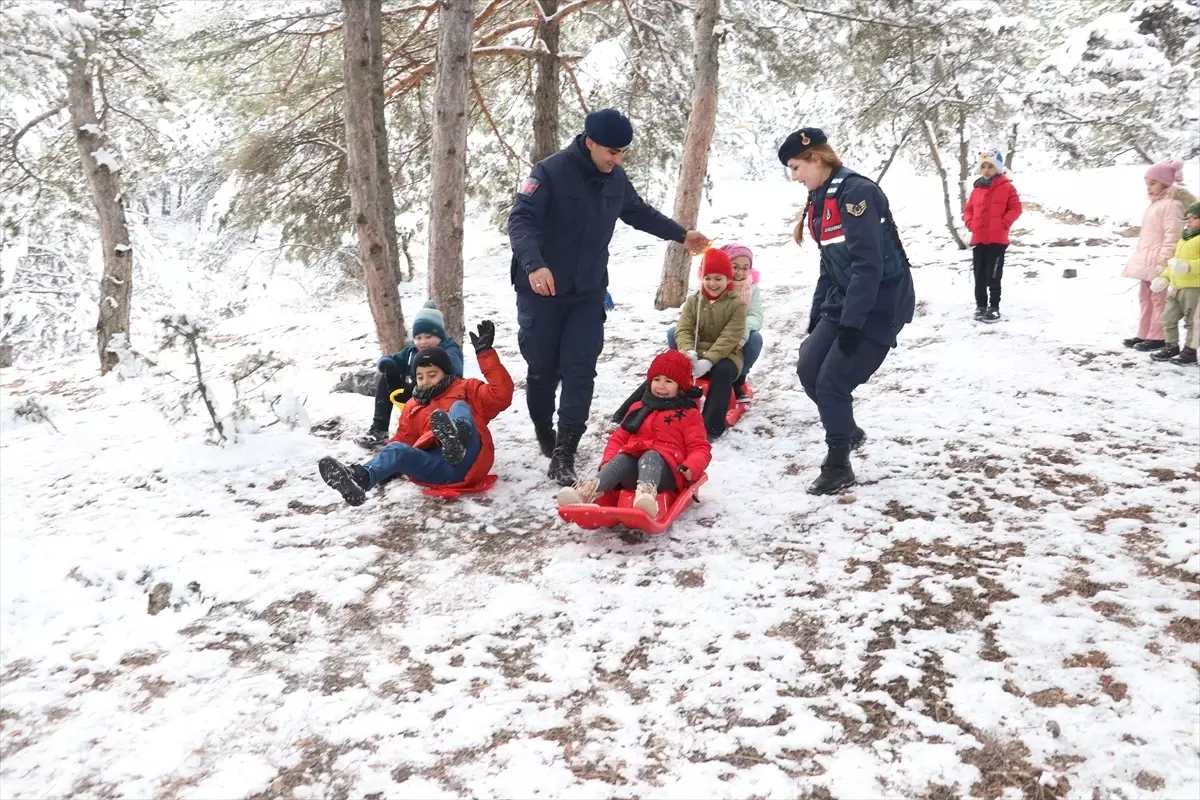 Yozgat'ta jandarma, şehit ve gazi çocuklarıyla piknikte buluştu