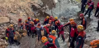 Güngören'de Çöken Binada Bir Vatandaşın Cansız Bedeni Çıkarıldı