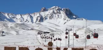 Erciyes Kış Sporları Merkezi'nde Kayakseverler Yoğun İlgi Gösterdi