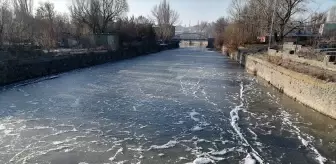 Kars'ta Soğuk Havalar Kars Çayı'nı Buzla Kapladı