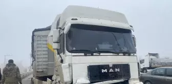 Freni Boşalan Tır, Trafik Işıklarında Bekleyen Tıra Çarptı