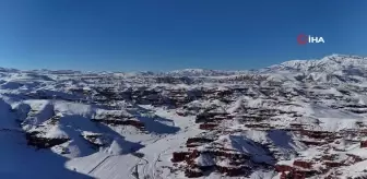 Kırmızı Perilerin Beyazla Buluştuğu Yer: Narman Peri Bacaları