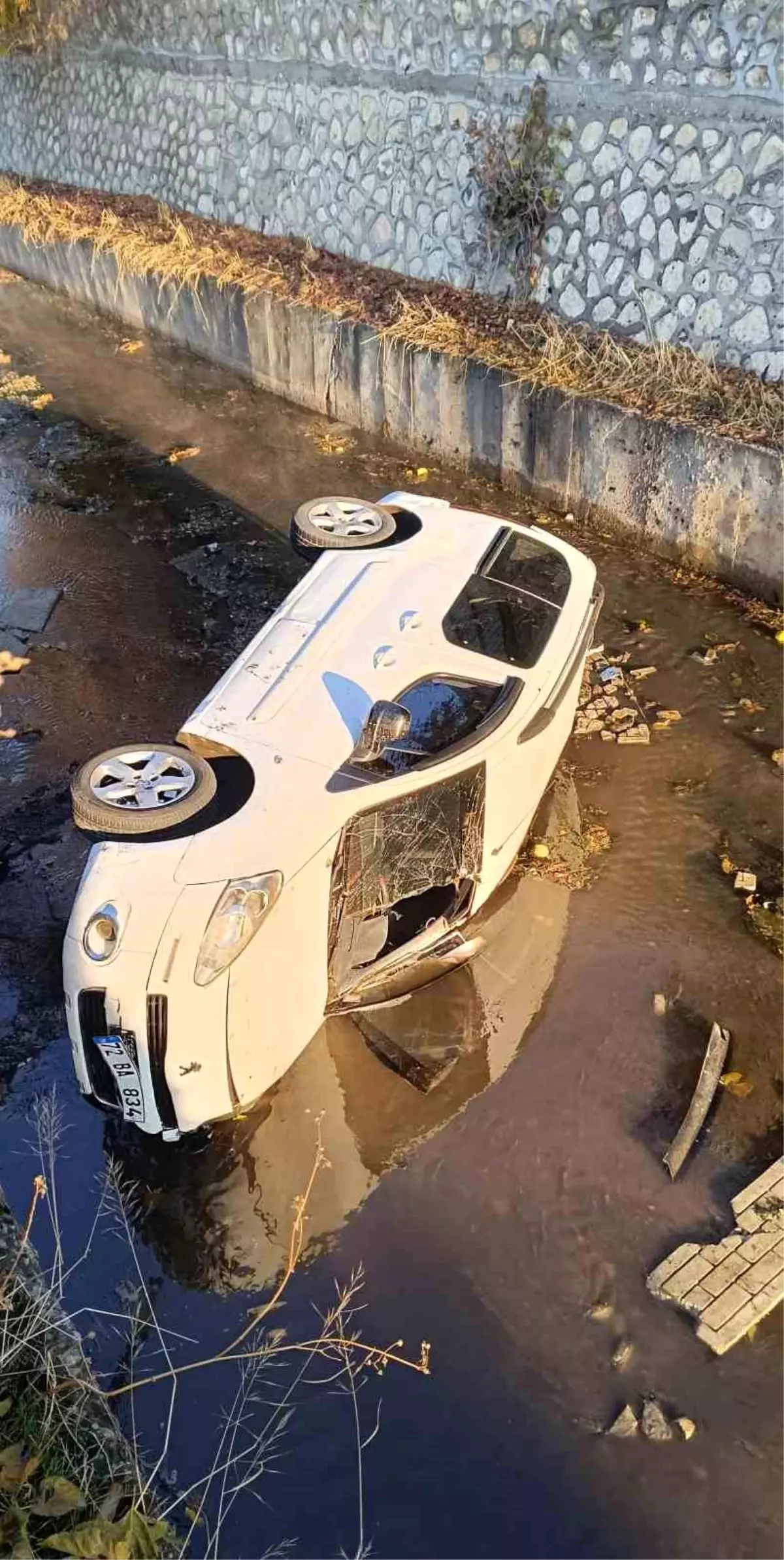 Batman'da Otomobil Deresine Uçtu, Sürücü Yaralandı