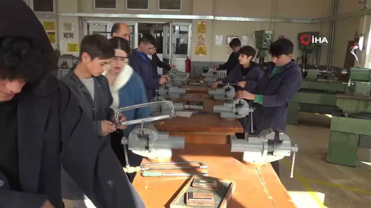 Kadın Makine Kalıp Öğretmeni Öğrencilerini Şaşırttı