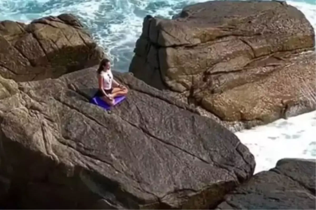 The waves swallowed the Russian actress doing yoga on the rocks