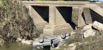 Tarsus'ta Sulama Kanalına Devrilen Araçta Sürücü Yaralandı