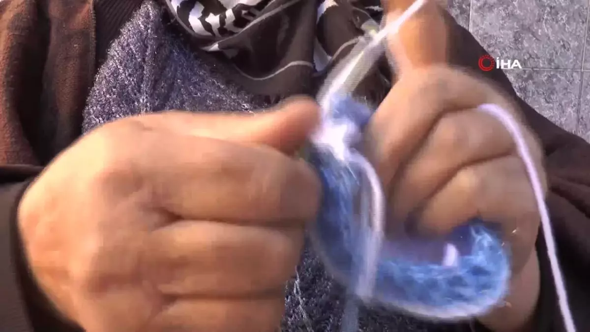 65 Yaşındaki Yeter Teyze Seyyar Tezgahında El Emeği Ürünlerini Satıyor