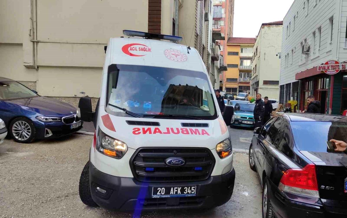 Denizli'de Sevgili Kavgası Kanlı Bitti: Kadın, Erkek Arkadaşını Bıçakladı
