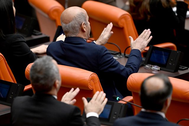DEM Parti milletvekillerinden Meclis'te zılgıtlı 'kayyum' protestosu