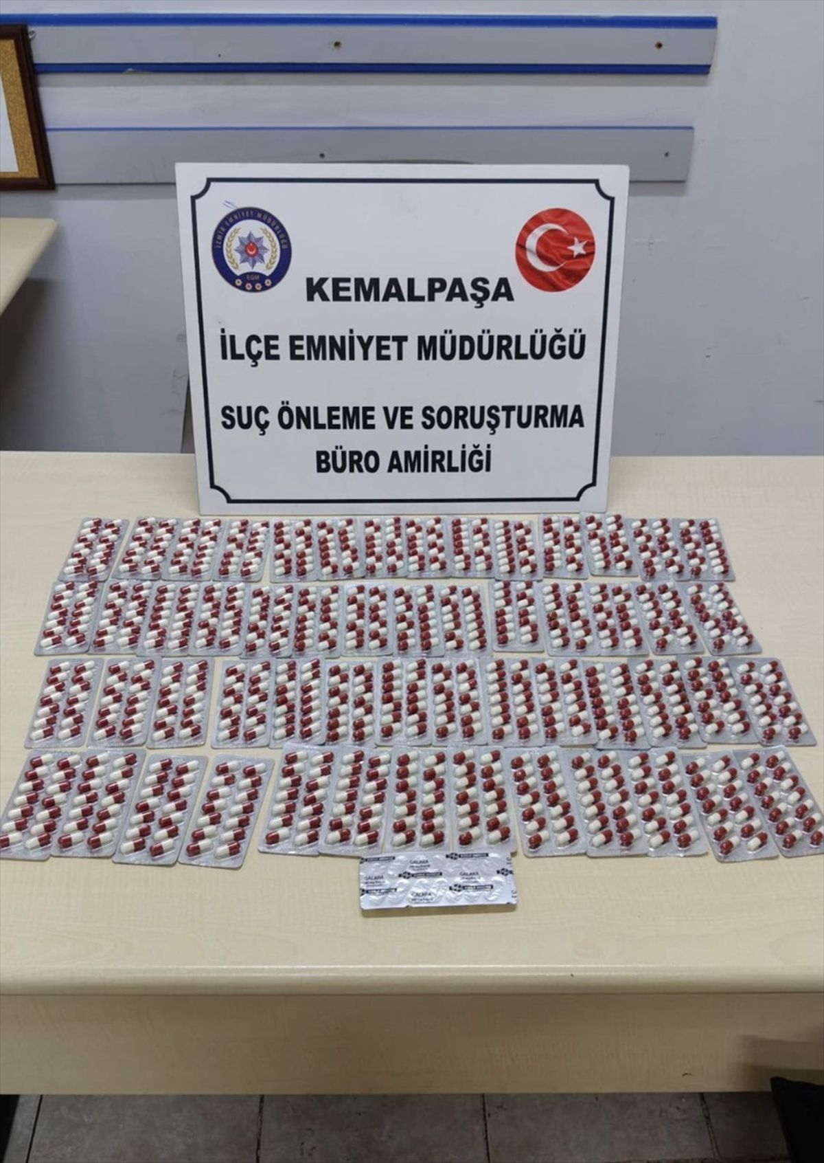 İzmir'de Uyuşturucu Operasyonu: 784 Sentetik Ecza Ele Geçirildi
