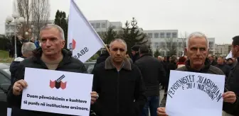 Kosova'da Öğretmenlerden Maaş Artışı İçin Protesto