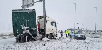 Çorum'da Patates Yüklü Tır Kaza Yaptı, Yol 2 Saat Kapalı Kaldı