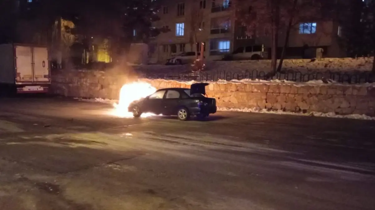 Sivas'ta Seyir Halindeki Otomobil Alev Aldı