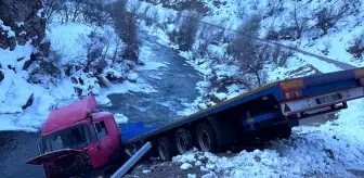 Tunceli'de Virajı Alamayan Tır Dereye Yuvarlandı