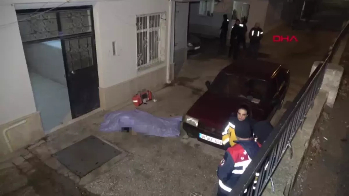 İki hafta önce ameliyat olduğu boğazı kanlar içinde, binanın önünde ölü bulundu