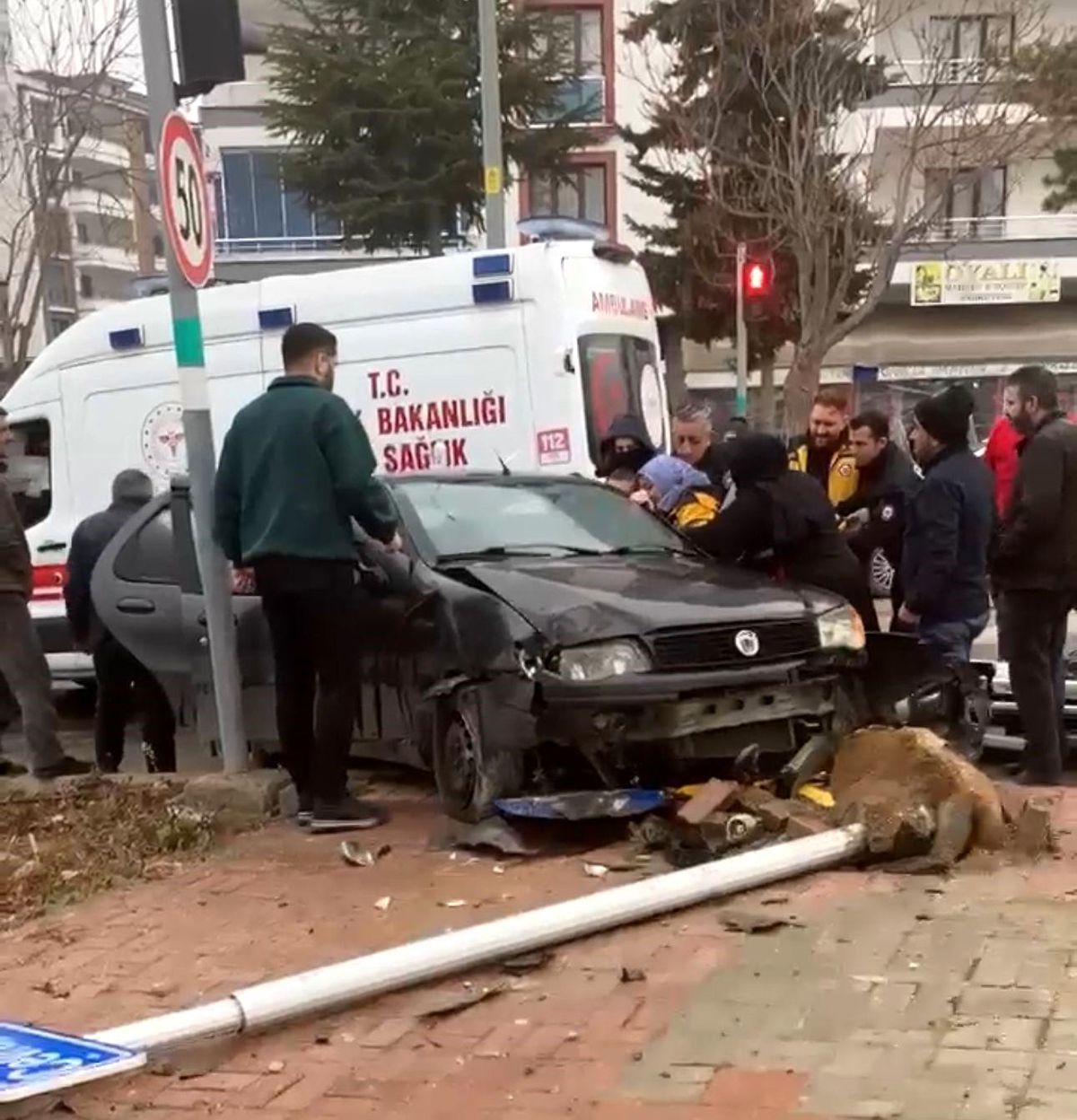 Elazığ'da Trafik Kazası: Sürücü Yol Tabelasına Çarptı