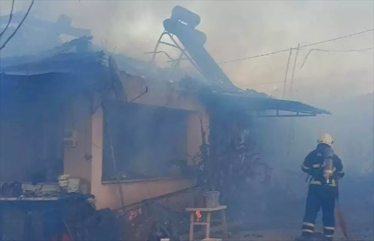 İnegöl'de Ev Yangını, Evin Kullanılamaz Hale Gelmesine Neden Oldu