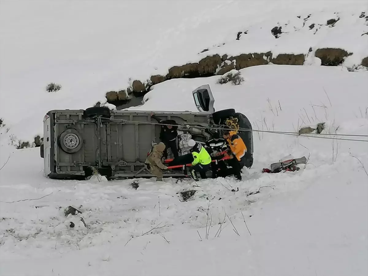 Erzurum'da Buzlanma Nedeniyle Minibüs Devrildi: Sürücü Yaralı