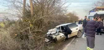 Sakarya'da Otomobil Kamyona Çarpıp Hurdaya Döndü, 2 Kişi Ağır Yaralandı