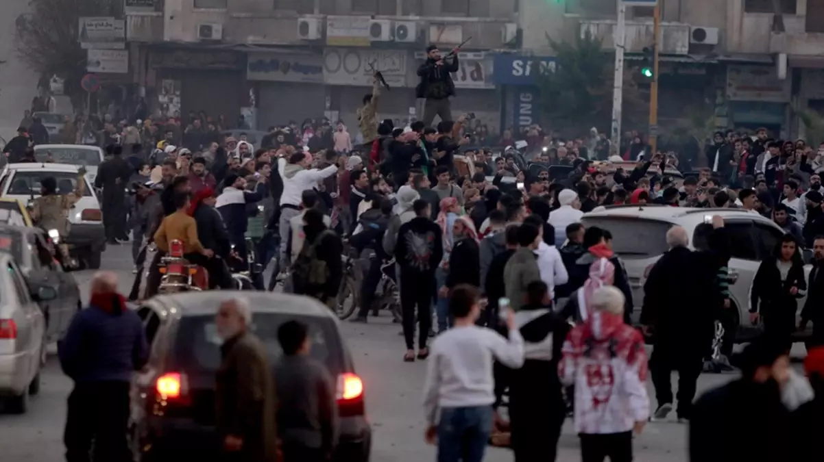 Suriye'de muhaliflerin ilerleyişi sürüyor! Şam öncesi son kale olan Humus kentine 5 kilometre kaldı