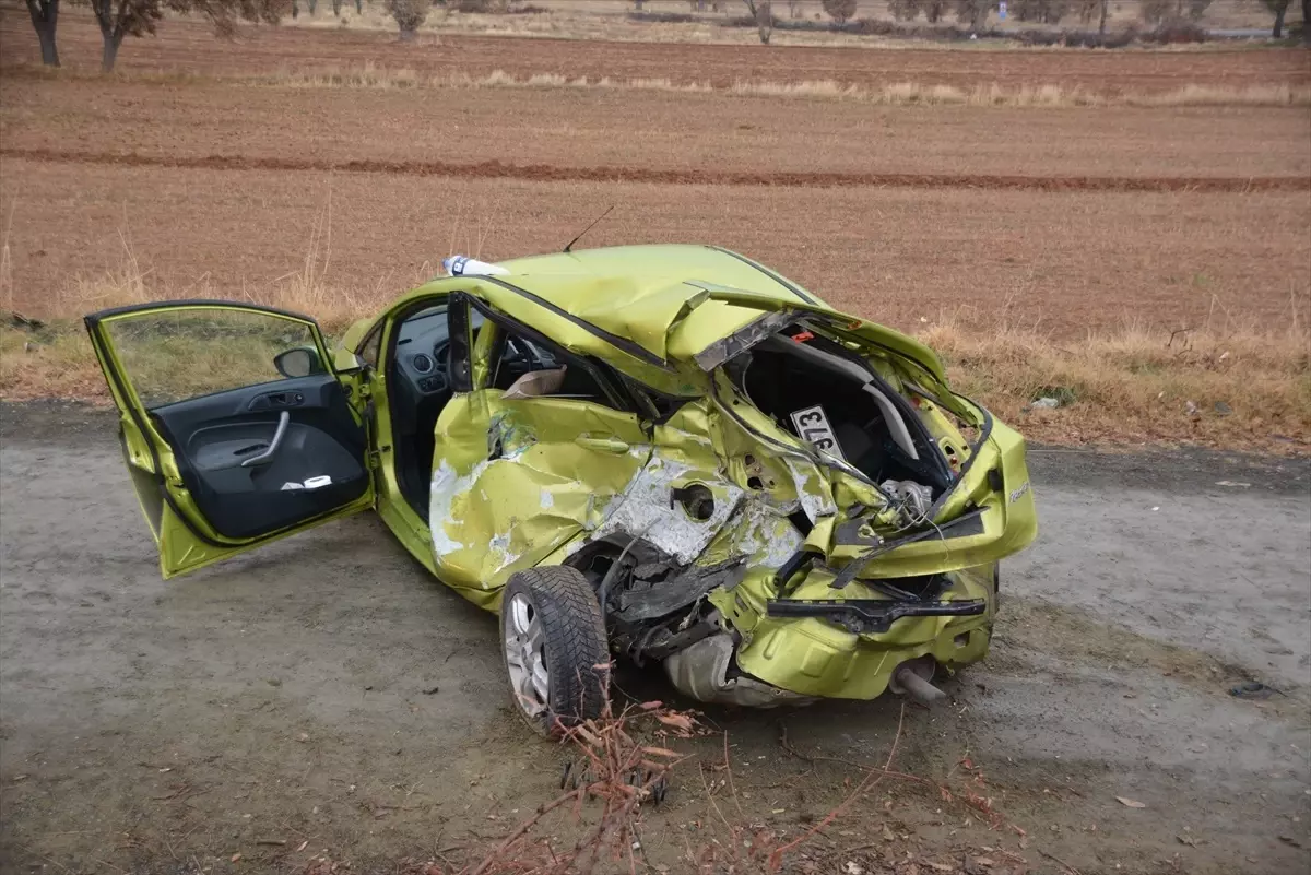 Uşak'ta Trafik Kazası: 2 Yaralı