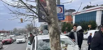 İstanbul Ataşehir'de Trafik Kazası: Sürücü Yaralandı