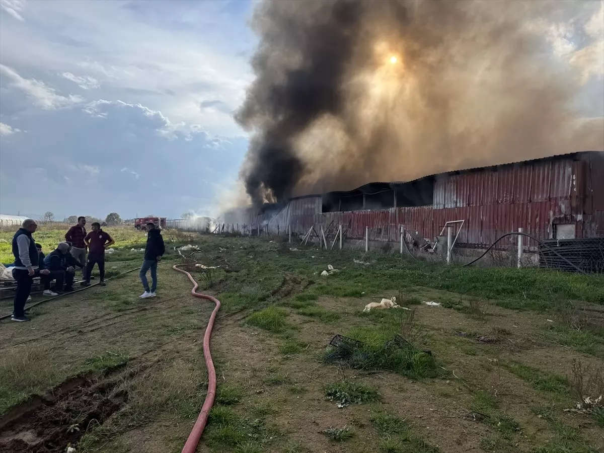 İzmir Menderes'te Depo Yangını Kontrol Altına Alındı