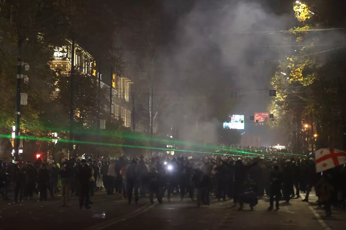 Gürcistan'daki Gösterilerde Polis ve Göstericiler Arasında Arbede