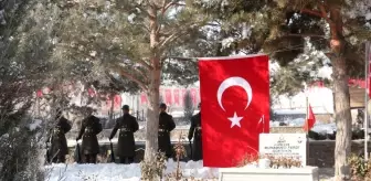 Erzurum'da 58 yıl önce yangında şehit olan 65 asker mezarları başında anıldı