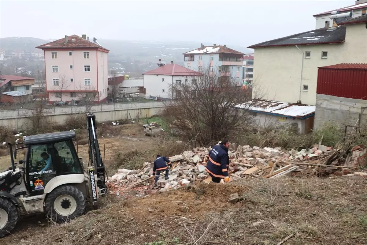 Havza Belediyesi ekipleri, güvenli olmadığı belirlenen metruk yapıyı yıktı