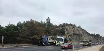 Ankara'da Lastiği Patlayan Tır Kazası: Maddi Hasar Oluştu