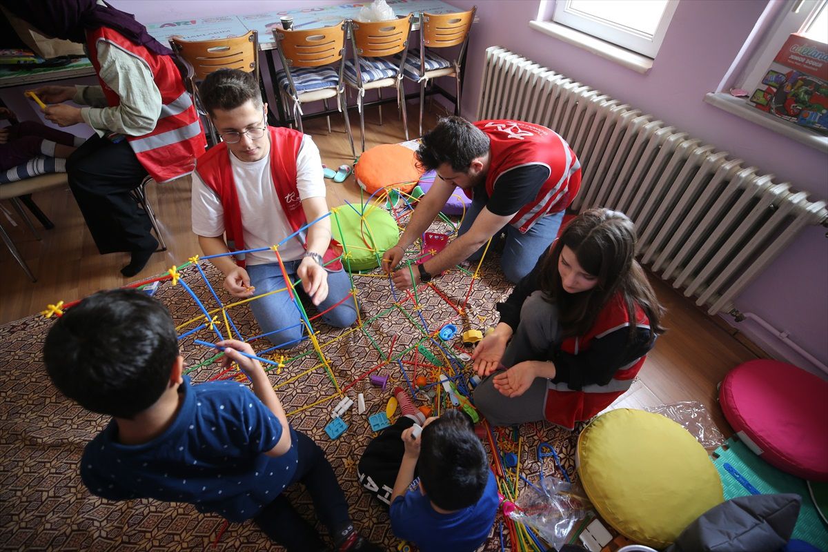 Kırklareli'de Üniversite Öğrencilerinden Dezavantajlı Çocuklara Oyun Projesi
