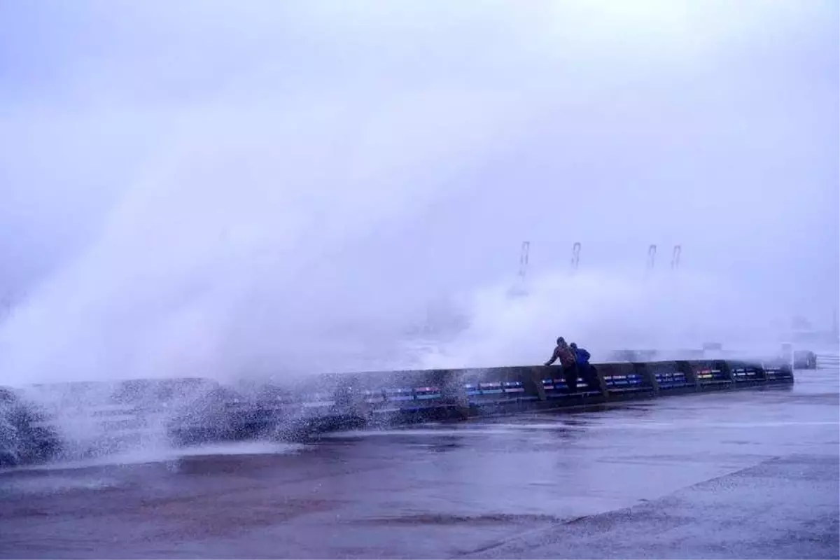 Darragh Fırtınası İngiltere'yi Vurdu, Elektrikler Kesildi ve Ulaşım Aksadı