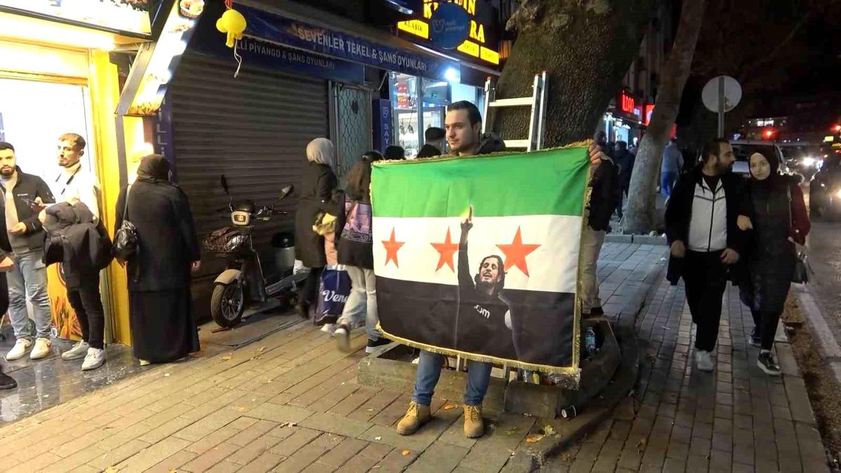 Bursa'da Suriyeliler, Esed Rejiminin Devrilişini Kutladı