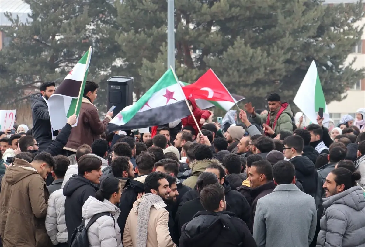 Erzurum'da Suriyeliler Baas Rejiminin Çöküşünü Kutladı