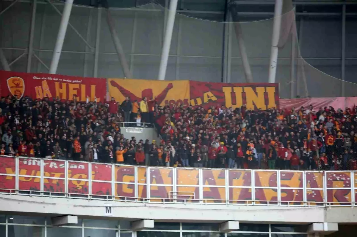 Galatasaray Taraftarları Sivas'ta Takımlarını Yalnız Bırakmadı